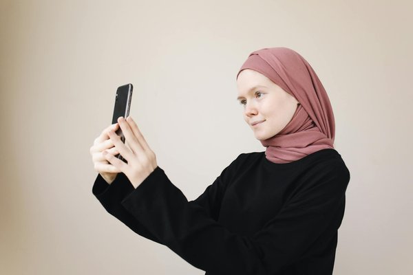 5 secrets raffinés pour styliser des foulards en soie dans votre look de soirée élégant